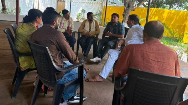 Bharat Tiwari Encounter: इंसाफ के लिए प्रशांत किशोर से मिलने पहुंचे परिजन, PK बोले- आखिरी सांस तक दूंगा साथ