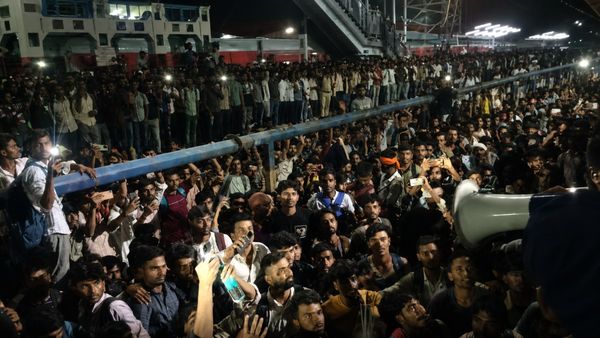 छात्रों की नाराजगी या सोची-समझी साजिश? पटना पाटलिपुत्र स्टेशन हिंसा के बीच क्यों चर्चा में आया खान सर का नाम?