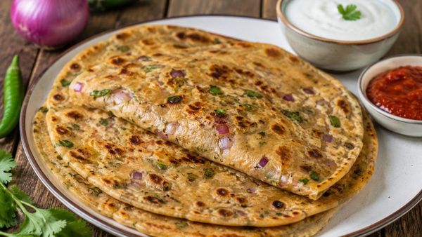 Easy Breakfast Ideas: रोज-रोज पराठे और चीले से हो गए हैं बोर? ट्राई करें मसाला प्याज रोटी, हेल्दी और टेस्टी