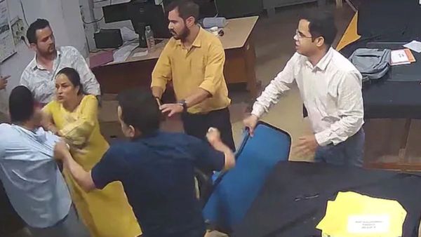 Dehradun: पॉलीटेंक्निक में खाकी की दबंगई, कॉलेज में घुसकर दरोगा ने शिक्षकों को पीटा, Video वायरल