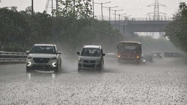 Weather Delhi-NCR: आज दो बार पलटी मारेगा दिल्ली-एनसीआर का मौसम, घर से निकलने से पहले देख लें IMD का अलर्ट