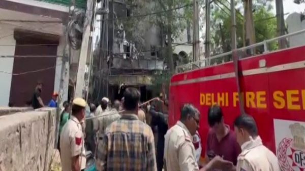 Delhi: हुमायूंपुर होटल में आग लगी, फायर ब्रिगेड ने पाया काबू, टला बड़ा हादसा 