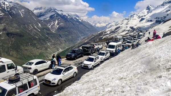 Himachal जाने का प्लान है? पहले देखिए ये VIDEO, पर्यटकों के सैलाब से शिमला-मनाली हाईवे पर रेंगती दिखी गाड़ियां
