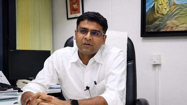 IIT से IAS और फिर विवादों के बीच CBSE से विदाई, कौन हैं IAS हिमांशु गुप्ता? CBSE OSM विवाद में गिरी गाज