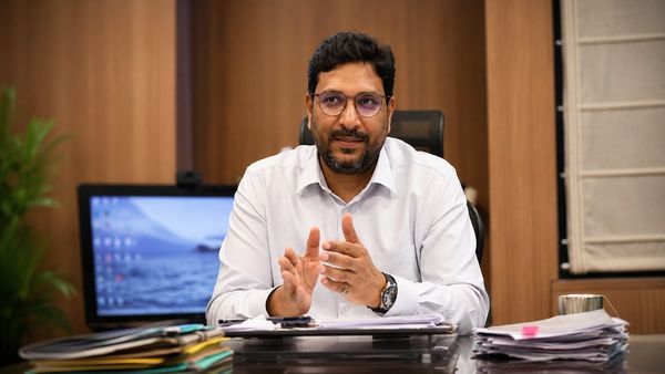 कौन हैं IAS संजीव हंस? रिशु श्री मामले में SVU को भेजी 4 पन्नों की सफाई, किस विवाद में गए थे जेल?