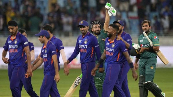 भारत के खिलाफ लगातार हार से बौखलाया पाकिस्तान, अब अंपायरिंग और ड्रेसिंग रूम को लेकर किया बेतुका दावा