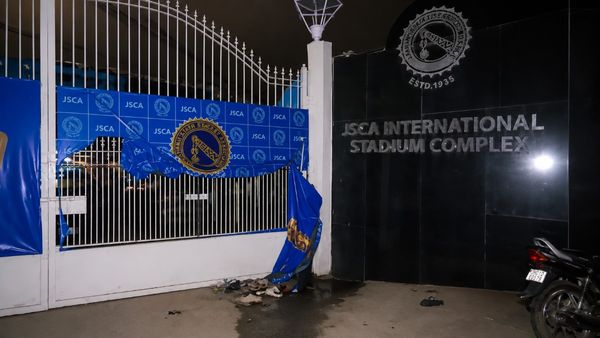 रांची में बड़ा हादसा! झारखंड T20 लीग फाइनल के दौरान JSCA स्टेडियम में मची भगदड़, कई दर्शक घायल
