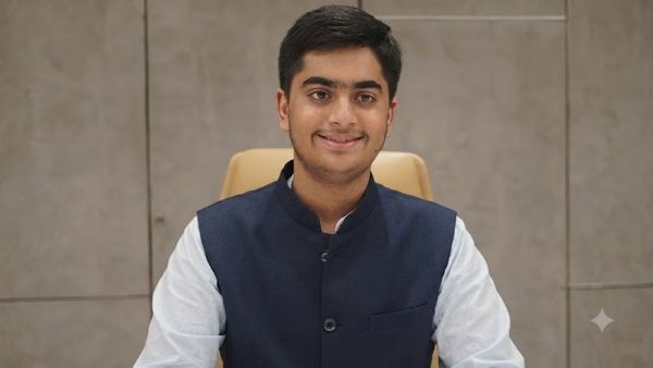 बिना किसी ट्यूशन के कृषिव ने रच दिया इतिहास, CBSE री-इवैल्युएशन में बढ़े कितने नंबर की बन गए टॉपर?