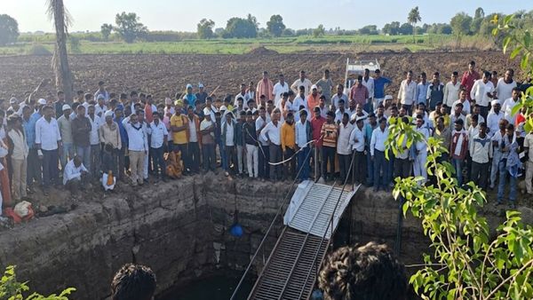 चीखों से गूंज उठा सोलापुर, श्रद्धालुओं से भरी पिकअप कुएं में गिरी, 8 लोगों की दर्दनाक मौत