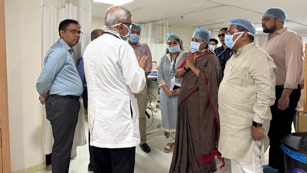 Malviya Nagar Fire: रेखा गुप्ता ने ₹10 लाख मुआवजे का किया ऐलान, कैसे मिलेगा पैसा? पीड़ितों से मिलने पहुंचीं CM