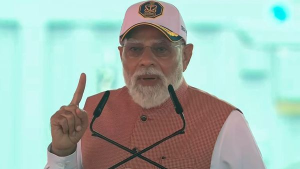 NEET: जंतर-मंतर पर CJP का हंगामा, उधर एयरपोर्ट पर 45 मिनट रुके PM मोदी! क्या है नीट कनेक्शन?