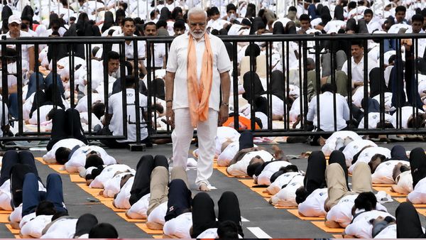 International Yoga Day 2026: बंगाल में PM Modi ने काेच बनकर सिखाया योगा, बोले- उम्र बढ़े, लेकिन क्षमता कम न हो