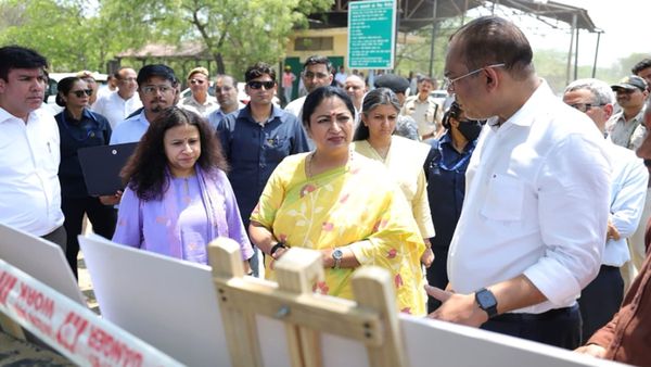 रेखा गुप्ता का अचानक छापा! परिवहन दफ्तरों में हड़कंप, CM बोलीं- लापरवाही नहीं चलेगी, हर अफसर होगा जवाबदेह