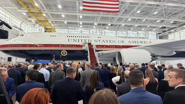 Trump Qatar plane: कतर ने ट्रंप को क्यों गिफ्ट किया 3700 करोड़ रुपये का प्लेन? अमेरिका में छिड़ी कानूनी जंग
