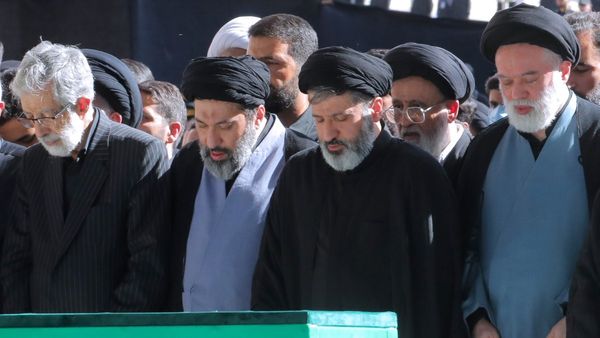 Ali Khamenei funeral: अली खामेनेई की आखिरी विदाई में रो पड़े तीनों बेटे, लेकिन जनाजे से क्यों गायब रहे मोजतबा?
