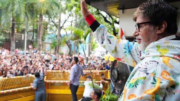 Amitabh Bachchan: बारिश में भी नहीं डिगा प्यार, ‘जलसा’ के बाहर भीगते फैंस को देखकर भावुक हुए अमिताभ बच्चन