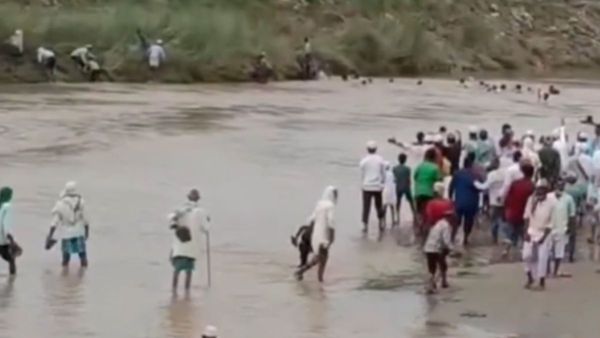 सीतामढ़ी में 40 लोगों से भरी नाव बागमती नदी में पलटी, ग्रामीणों ने देवदूत बनकर बचाई सबकी जान