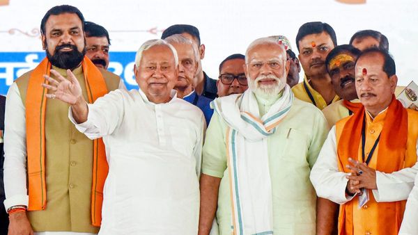 Modi Cabinet: गिरिराज सिंह का कटेगा पत्ता? मोदी मंत्रिमंडल विस्तार में बिहार से 3 नए चेहरे बन सकते हैं मंत्री