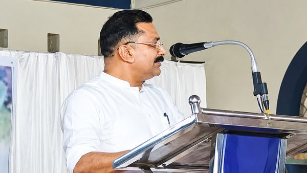 स्‍टूडेंड का स्‍टेज पर खींचा कान, लगाई डांट, कौन हैं ये पूर्व शिक्षा मंत्री? वीडियो देख CPCR ने केस किया दर्ज