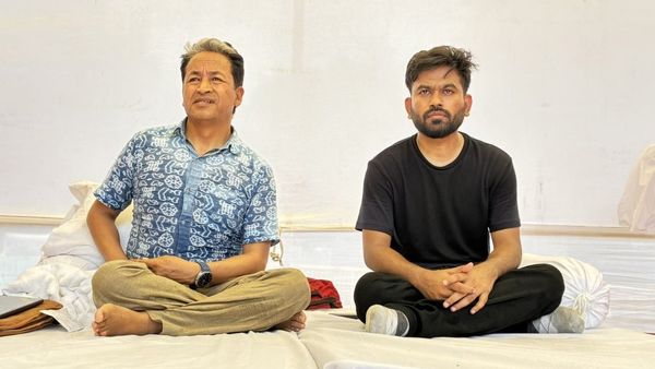 CJP Protest: सोनम वांगचुक अनशन पर, उधर ब्रेड पकोड़ा खाते दिखे अभिजीत दीपके,Viral Video पर मचा बवाल