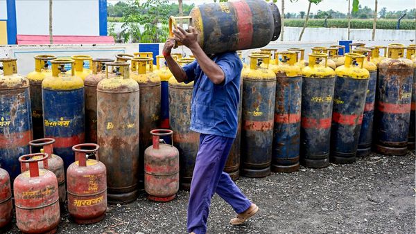 Delhi LPG Price: दिल्ली में आज कितना है 19kg वाले कमर्शियल गैस के दाम? सिलेंडर बुकिंग से पहले चेक करें नए रेट