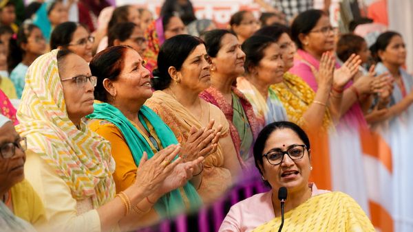 Mahila Samriddhi Yojana: रक्षाबंधन पर दिल्‍ली की महिलाओं को मिलेगी सौगात? हर महीने दिए जाएंगे 2500 रुपये 