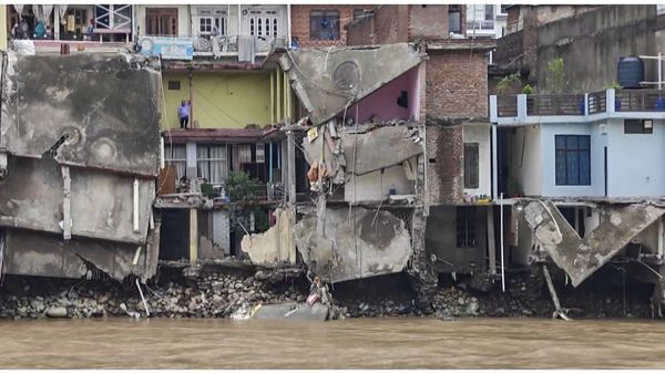 Jammu Kashmir में मौसम की तबाही! बादल फटे, 12 मौतें, स्कूल-कॉलेज-बैंक समेत क्या खुला-क्या बंद? 