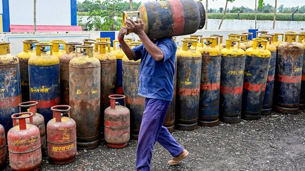 Delhi LPG Price: आज कितने में मिल रहा है घरेलू गैस सिलेंडर? बुक करने से पहले जानें क्या है LPG का लेटेस्ट रेट