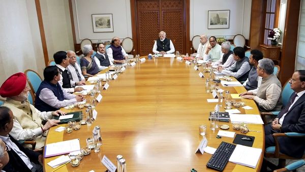 मोदी कैबिनेट में होने जा रहा है बदलाव? इन 2 सीक्रेट घटनाओं ने अचानक बढ़ाई हलचल, BJP फिर से देगी सरप्राइज!