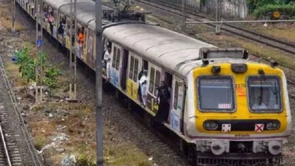Mumbai Local Train: मुंबई में मूसलाधार बारिश का कहर, वसई-नालासोपारा के बीच जलभराव से लोकल ट्रेन सेवा ठप