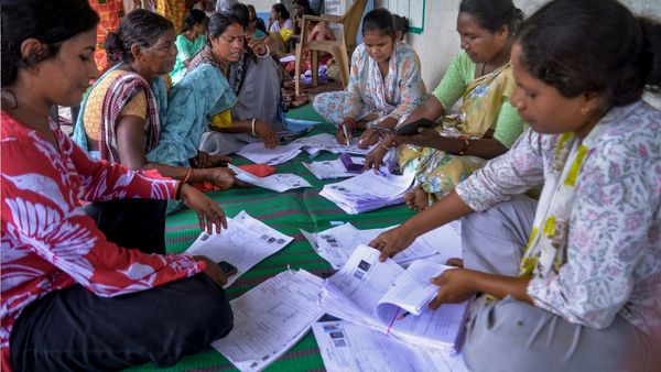 New Voter बनने के लिए बदला नियम! फॉर्म-6 के लिए अब देनी होगी माता-पिता की SIR हिस्ट्री