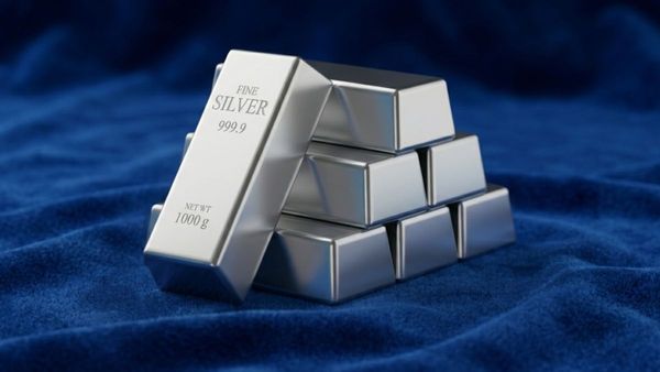 Silver Price Today: थम गई चांदी की रफ्तार! सिल्वर रेट में आई गिरावट, कितना है आज 1 किलो का भाव?