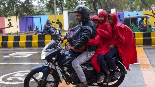 UP School Holiday: यूपी में कल स्कूल खुलेंगे या रहेगी छुट्टी? IMD ने इन जिलों के लिए जारी किया येलो अलर्ट