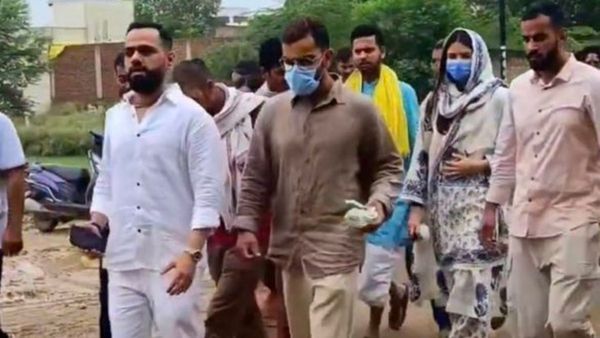 विराट कोहली को नहीं रोक पाई कीचड़ से भरी सड़क, वृंदावन में नंगे पांव चलकर लिया प्रेमानंद महाराज का आशीर्वाद