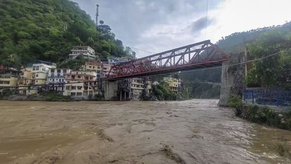 Weather Forecast Today: उत्तराखंड में फ्लैश फ्लड का खतरा, UP-बिहार सहित किन राज्यों में भारी बारिश का अलर्ट?