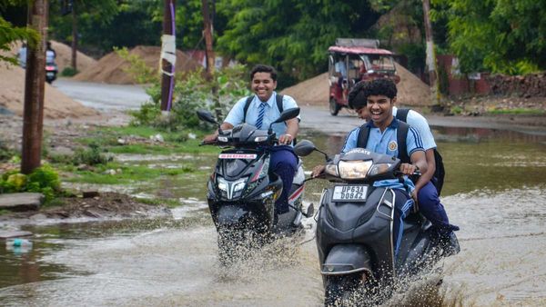 Weather Forecast Today: दिल्ली से लेकर बंगाल तक मौसम रहेगा खराब, 12 राज्यों में Rain Alert, IMD ने क्या कहा?
