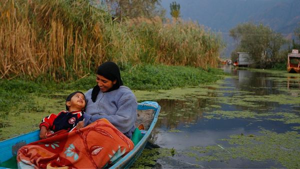 डेढ़ साल के बेटे के साथ 'भागकर' घर लौटी लड़की की कहानी