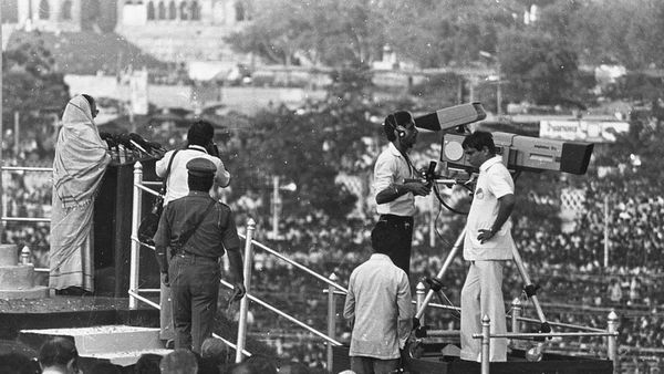 विवेचना: नाक टूटने पर भी बोलना जारी रखा था इंदिरा गांधी ने