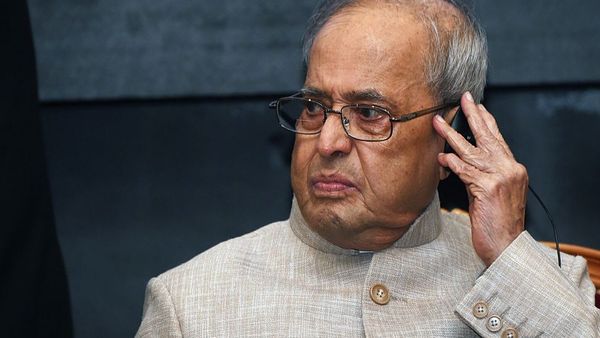 नज़रिया: 48 साल बाद इस 'झंझट' से मुक्त हो गए प्रणब मुखर्जी