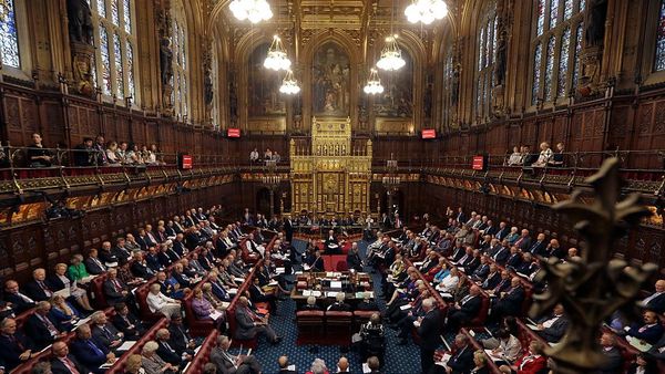 हर 5 में से एक ब्रिटिश सांसद देता है रिश्तेदार को नौकरी