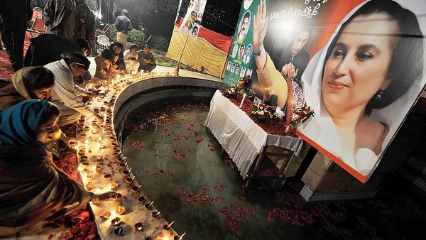 बेनज़ीर भुट्टो की हत्या से जुड़े 7 सवाल के जवाब