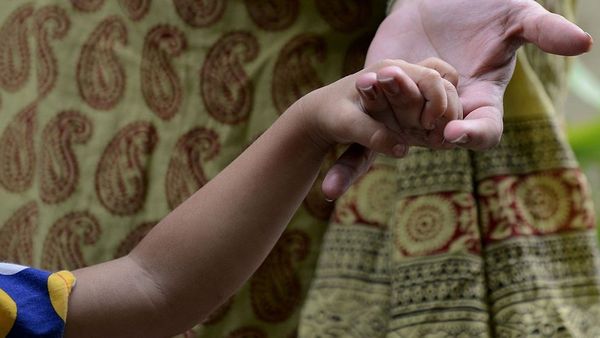 तीन तलाक़ पर फ़ैसले के बाद इशरत जहां का जीना मुहाल