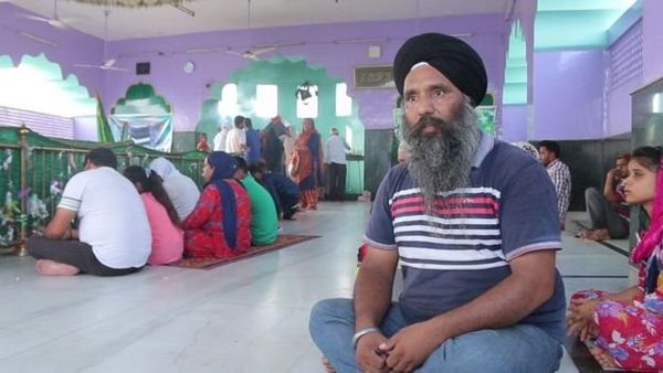 मंदिरों के शहर में दरगाहों पर भी जुटती है भीड़?