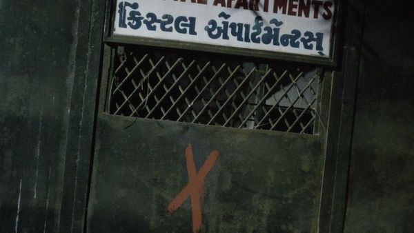 गुजरात में चुनाव से पहले घरों पर दिखे लाल निशान