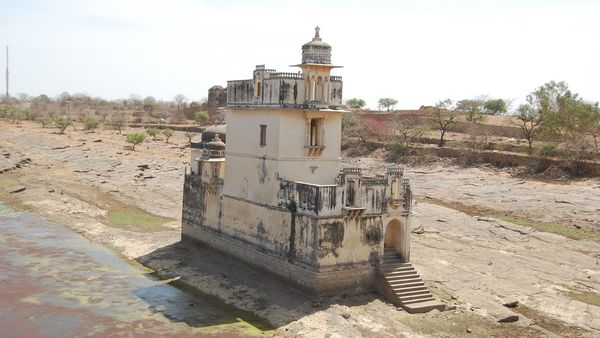 गढ़ तो चित्तौड़ का, बाकी सब गढ़ैया