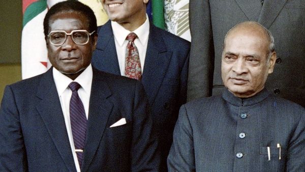 जब मुगाबे ने मोदी जैकेट पहनने से किया इनकार