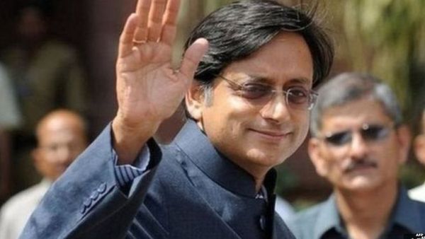 सोशल: बार-बार क्यों फंस जाते हैं शशि थरूर?