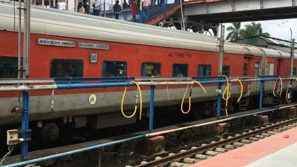 उलटी चली स्पेशल ट्रेन की सीधी कहानी