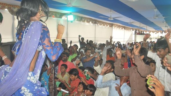 छेड़छाड़ के शिकार होते हैं लड़की बनकर नाचने वाले ये पुरुष
