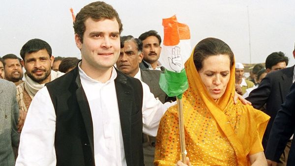 नज़रिया: 'धर्म का सवाल राहुल से ही नहीं सोनिया से भी पूछा गया था'